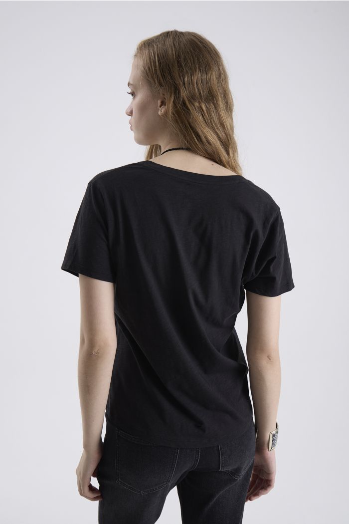 REMERA V JORA NEGRO